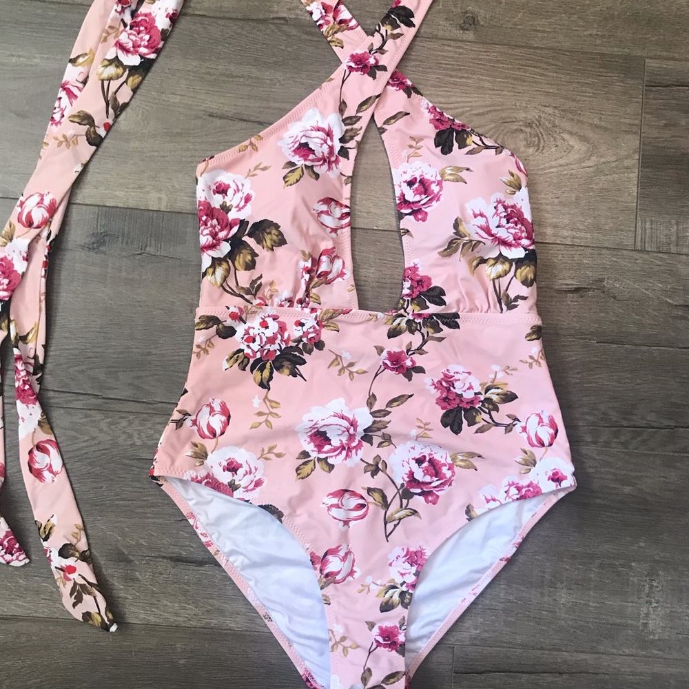 Cupshe NWT size M One Piece Swimsuit
